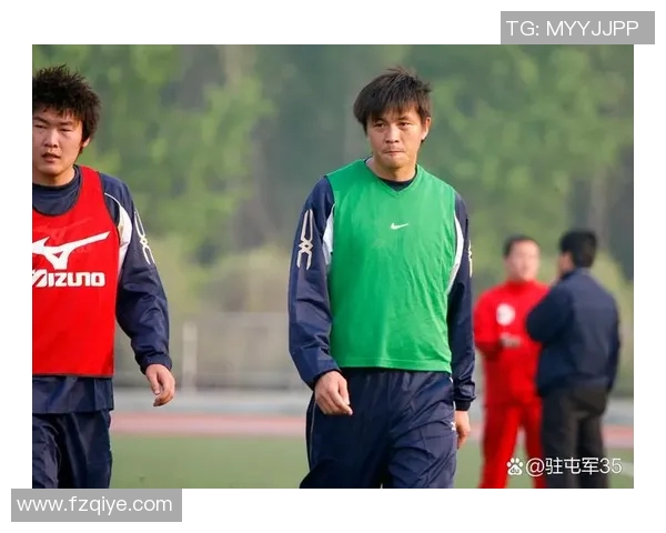 足球球星街头展现潮流风格身穿af引领运动与时尚结合